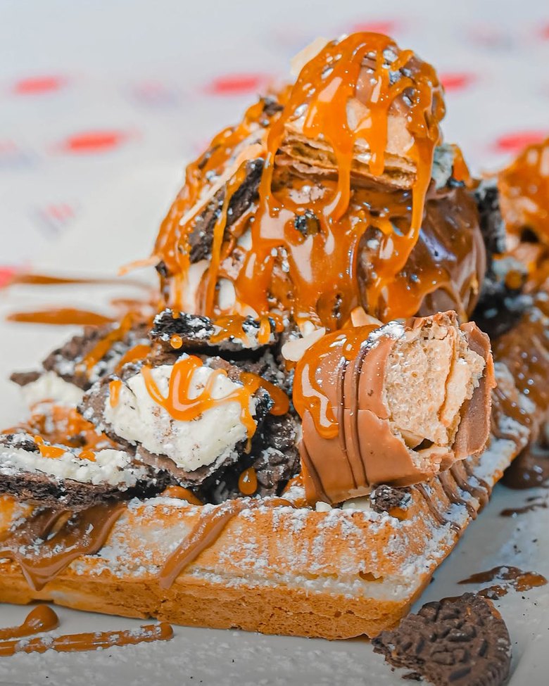 Gaufre nappée de caramel, Nutella, Kinder et Oreo, avec chantilly